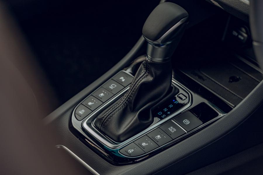 Детали интерьера Hyundai IONIQ Plug-in Hybrid (AE) 2019 года  (UK) (фото 33 из 40)